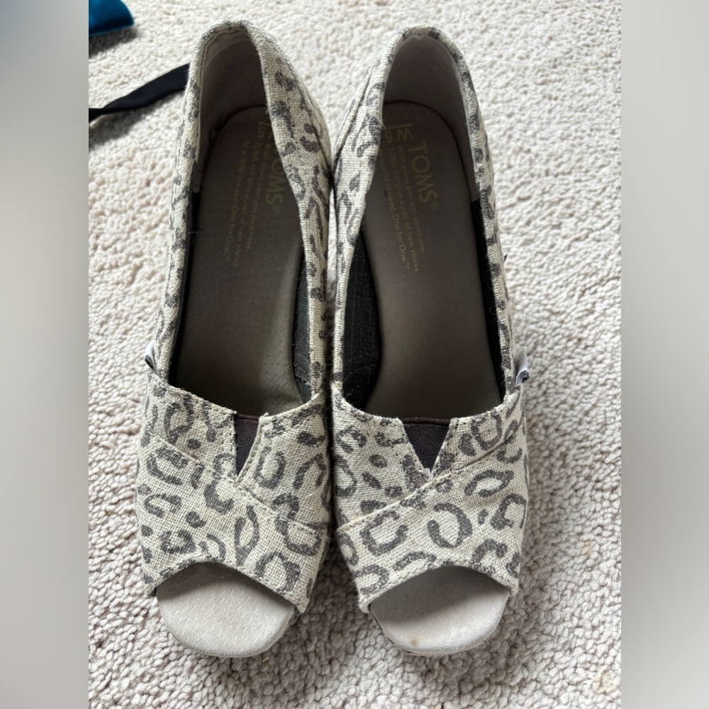 TOMS animal print linen wedge